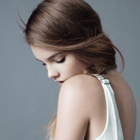 多风格个性女生手捧鲜花