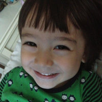 大眼睛可爱小男孩头像欧美小男生有着大大的眼