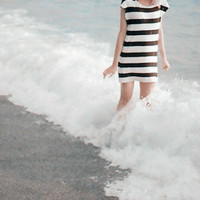 微信头像女生坐海边背影,头像女生海边背影长发,头像背影海边伤感