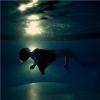 意境范儿巴黎铁塔下冷漠的背影微信女生生活日记网微信头像