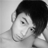 微信黑色男生头像超拽生存在虚拟的世界里,过着虚拟的生活