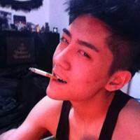 拿酒杯的男生头像展现成 拿酒杯的男生头像展现成