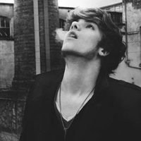 谁颠倒了黑夜的寂寞跌入伤痛的欧美黑白男生头像