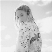 微信头像欧美范女生黑白眼神憔悴脆弱用烟燻妆来盖过