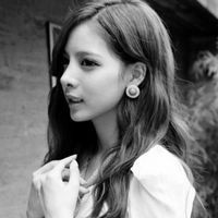 冷漠的女生黑白微信头像我爱过恨过你都是深深的