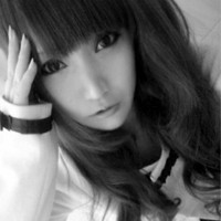 年轻我们放肆的爱吧清秀可爱的黑白女生微信头像