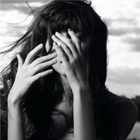 黑白性感的2012微信伤感女生头像想找个人爱我都那么难