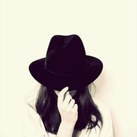 求黑白戴帽子女生的头像急