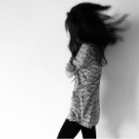 颓废女生黑白微信头像却怕你有一天转身离去