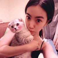 女生宠物头像抱着宠物的女生头像