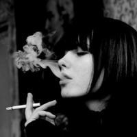 个性头像黑白女生抽烟,黑白女生抽烟图片,黑白女生抽烟颓废大图,