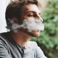 哥吸得是烦恼不是烟最新伤感的吸烟男生头像