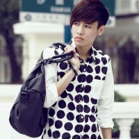 提包抽烟男生个性高清静态头像孤零零一个人的世界好郁闷