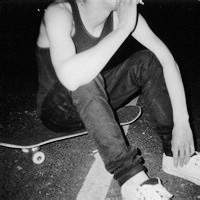 低头抽烟男生头像