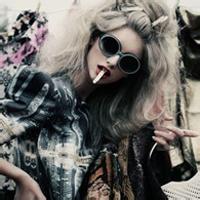 女生抽烟头像彩色