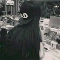 带帽子的背影女生黑白头像