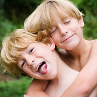 欧美小孩兄弟微信头像嬉笑玩闹