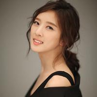 :和朋友一起吃棒棒糖,她吃