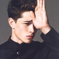 女生喜爱的男生欧美头像劝不好你,我只能任肝火烧心