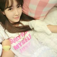 带着甜美笑容的阳光女孩头像