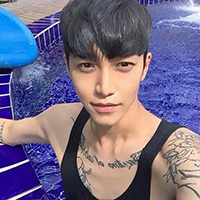 非主流头像男静静的看着我就好