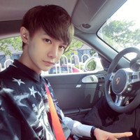 男性汽车自拍头像