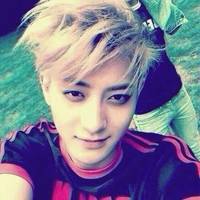 墨镜搞怪男生头像掩嘴唇装可爱