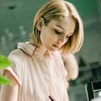 微信非主流头像女生吸着烟感受寂寞