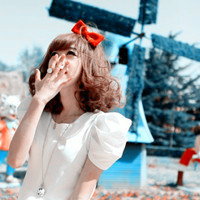 浅浅的蓝色唯美意境女生头像笑容被握在手里