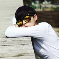 非主流戴墨镜的男生微信头像分不清爱情的是是非非