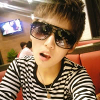 戴眼镜的耍酷非主流男生头像再苦再痛,都要微笑去面对