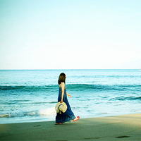 唯美女生海边意境头像