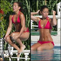 妮基穿比基尼泳池消暑美臀曲线展露无遗