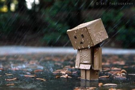 雨天淋雨的伤感头像