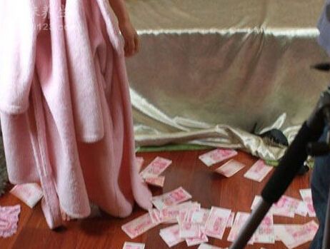 裸模被人砸钱还非礼