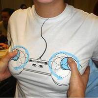 乳房上的游戏手柄