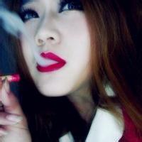 美女也爱抽烟