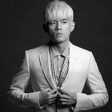 超拽男生头像带字叼烟,微信头像男生超拽二叼烟