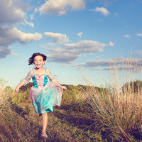 奔跑追逐的女生意境头像