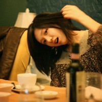 清新意境女生头像独自一人躲在无人的角落,细数你给的悲伤